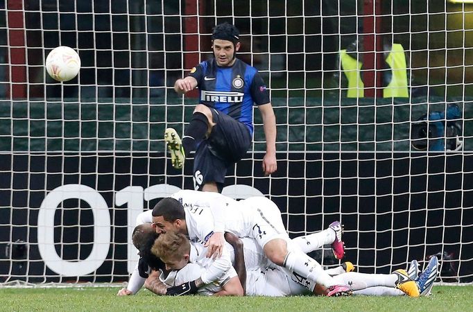 Fotbal, Evropská liga, Inter Milán - Tottenham Hotspur: Emmanuel Adebayor v obětí spoluhráčů