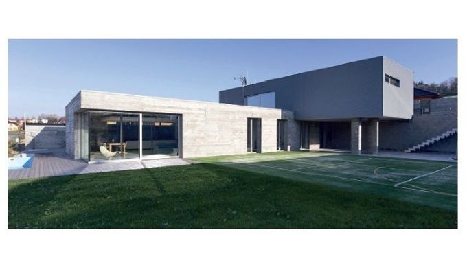 Svažitá parcela se nachází v lokalitě s různorodými domky. Záměrem architektů bylo se od okolní zástavby oprostit.