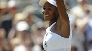 Venus Williams zdraví diváky po čtvrtfinálovém vítězství nad Tamarine Tanasugarnovou z Thajska.