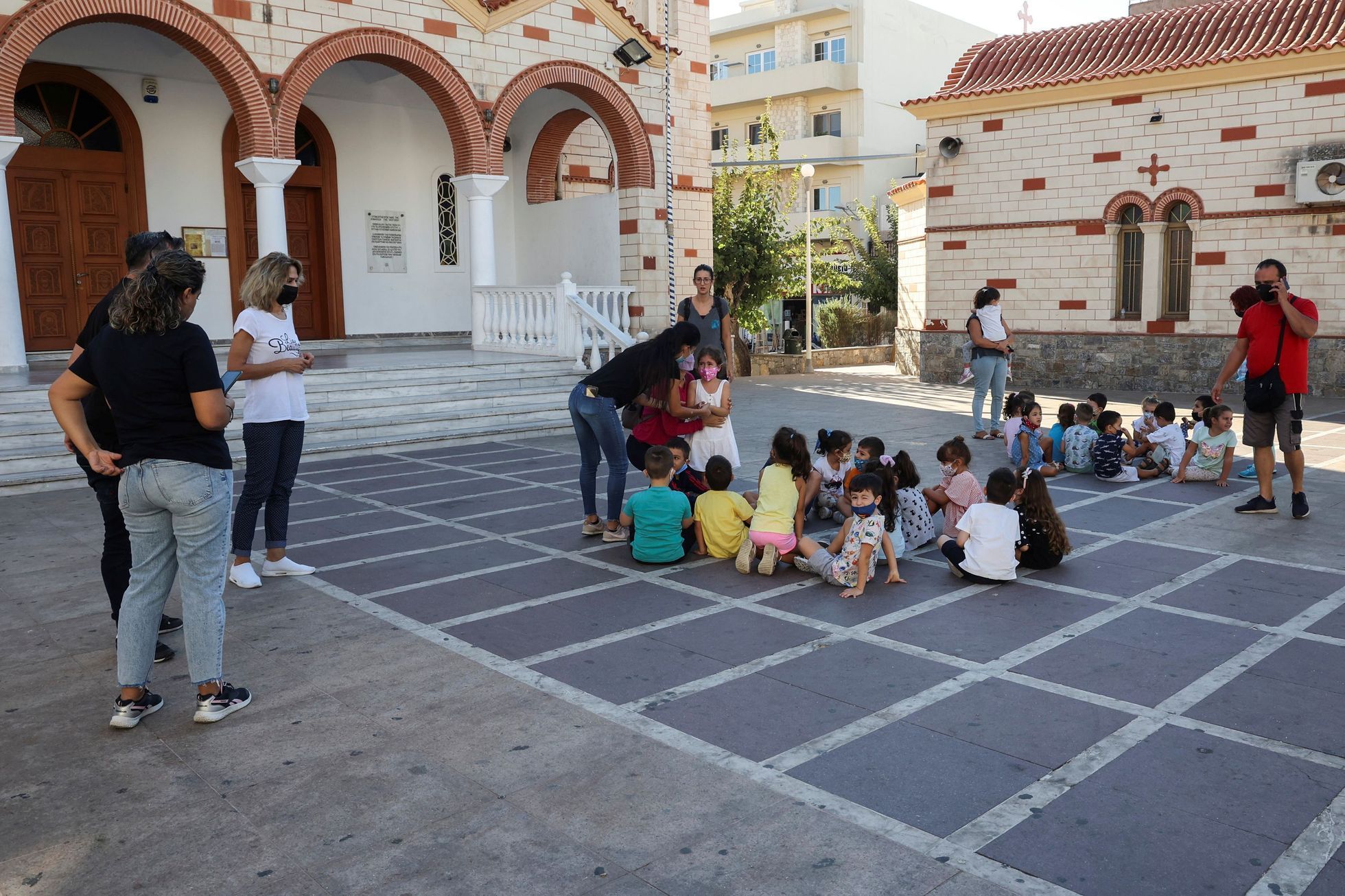 Děti ve škole po zemětřesení na Krétě.