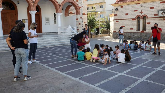 Děti ve škole po zemětřesení na Krétě.