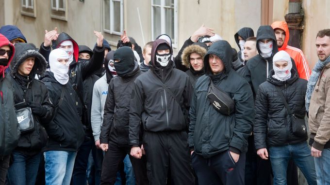 Podle policie zakuklenci nebyli kriminalisté převlečení za fašisty, ale hooligans.