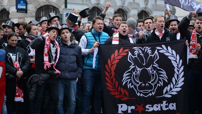 Podívejte se na fotogalerii z pochodu slávistických fanoušků na 285. derby mezi pražskými S.