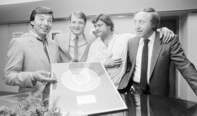 Karel Gott, Ladislav Štaidl, skladatel Karel Svoboda a saxofonista Felix Slováček na udělení Zlaté desky Supraphonu Gottovi v září 1983.