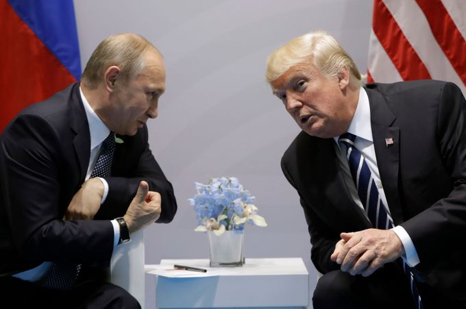 Vladimir Putin a Donald Trump na summitu G20 v Hamburku.