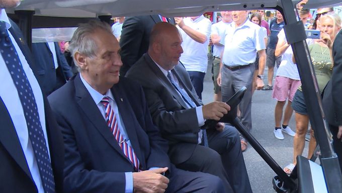 Prezident Miloš Zeman zahájil výstavu Země živitelka. Po areálu jezdil ve vozítku.