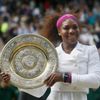 Americká tenistka Serena Williamsová slaví s trofejí vítězství ve Wimbledonu 2012.