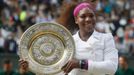 Americká tenistka Serena Williamsová slaví s trofejí vítězství ve Wimbledonu 2012.