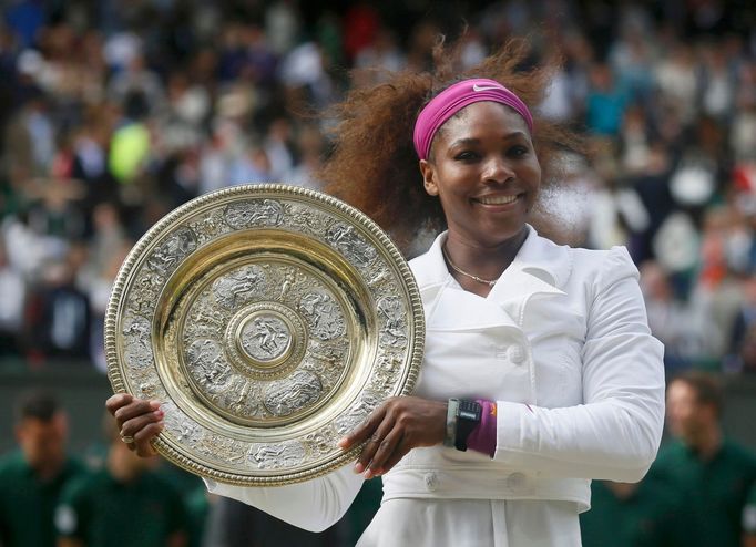 Americká tenistka Serena Williamsová slaví s trofejí vítězství ve Wimbledonu 2012.