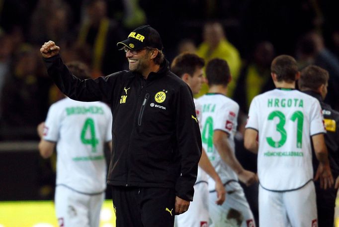 Fotbalový trenér Borussie Dortmund Jürgen Klopp slaví vítězství v utkání Bundesligy 2012/13 s Borussií Mönchengladbach.