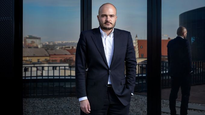 Podle žebříčku miliardářů agentury Bloomberg z pátku 30. května je Michal Strnad 136. nejbohatším člověkem s majetkem v hodnotě 17 miliard dolarů. Renáta Kellnerová s 16,8 miliardy je hned za ním.