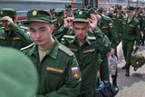 Do vojenské služby může být povolán každý Rus mezi 18 až 27 lety bez zdravotních potíží a bez předchozího obvinění ze závažného trestného činu. V náboru, který probíhá mezi 1. dubnem a 15. červencem, by mělo na vojnu nastoupit 134 500 mužů, uvádí agentura Reuters.