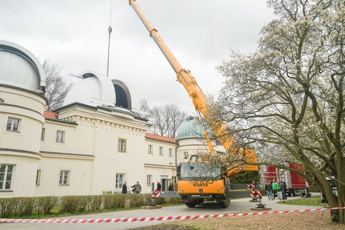 Demontování největšího dalekohledu Štefánikovy hvězdárny. Praha, 6. 4. 2022