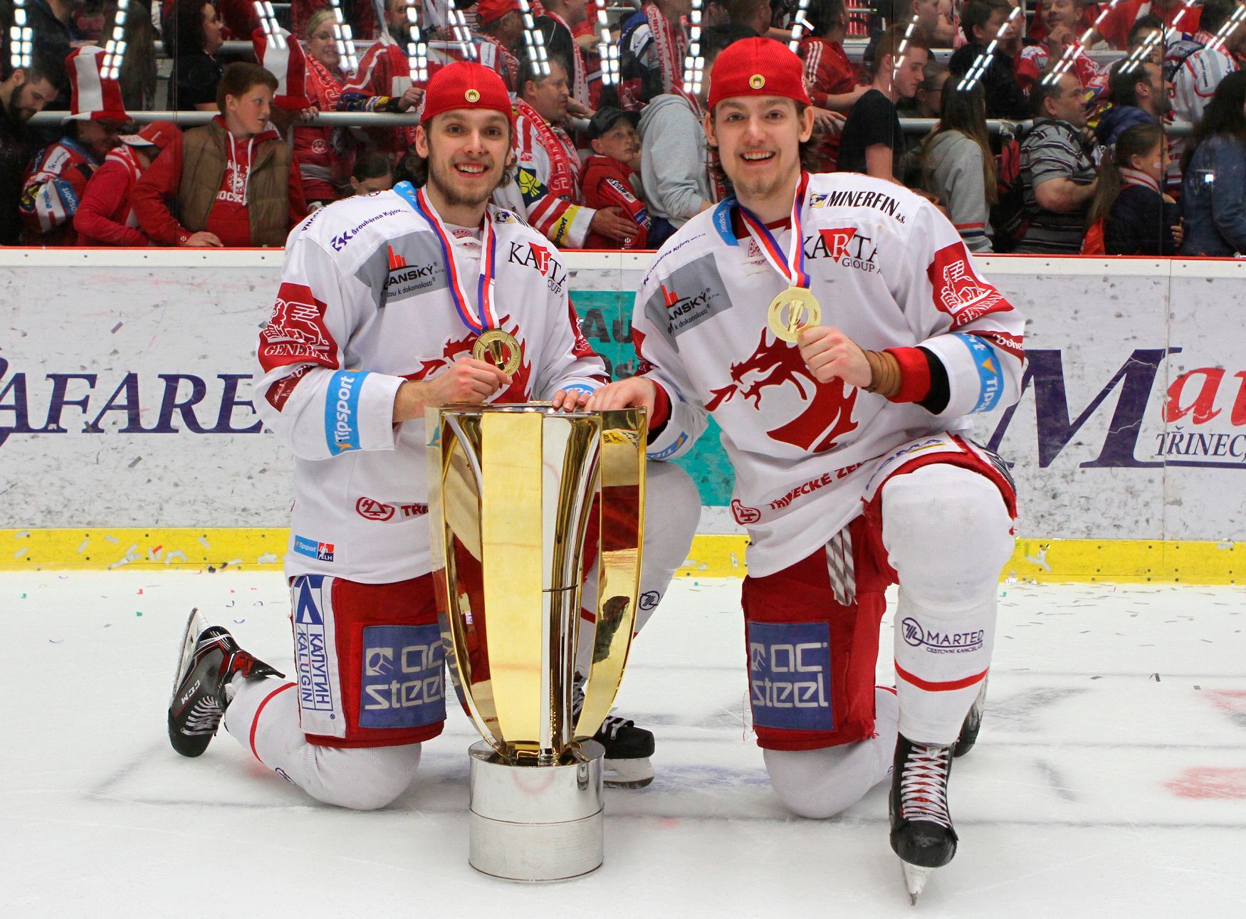 Bratři Ondřej (vlevo) a Michal Kovařčíkovi oslavují titul třineckých hokejistů (2019)