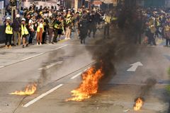 Slzný plyn i vodní děla v akci. V Hongkongu se demonstranti znovu utkali s policií