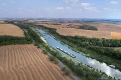 Tečka za Zemanovým snem. Projekt kanálu Dunaj-Odra-Labe za stovky miliard končí
