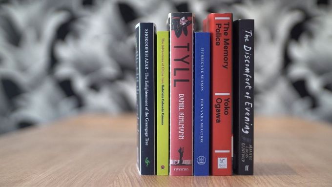 Šestice knih nominovaných na letošní Mezinárodní Bookerovu cenu.