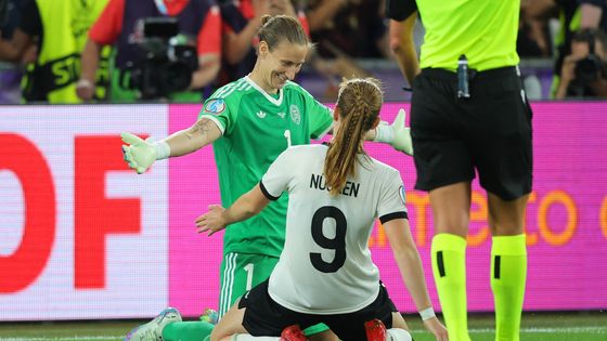 Ann-Katrin Bergerová a Sjoeke Nuskenová slaví postup Němek do semifinále Eura