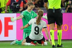 Nejhezčí zákrok šampionátu. Německá bojovnice stvořila zázrak, jizvy zakrývá tetování