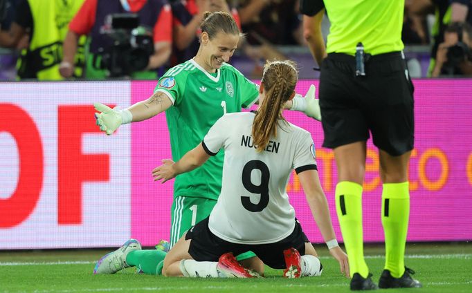 Ann-Katrin Bergerová a Sjoeke Nuskenová slaví postup Němek do semifinále Eura.