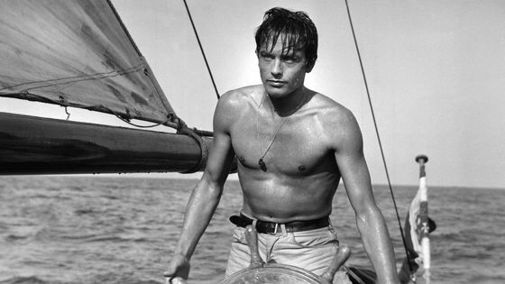 Alain Delon ve filmu V plném slunci z roku 1960.