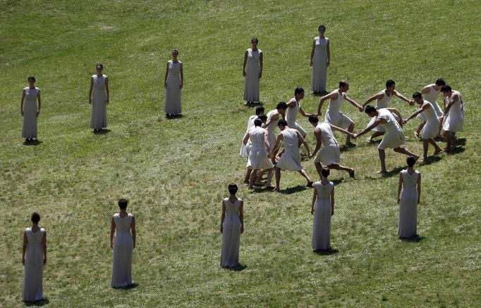 Actors take part in a dress rehearsal for the torch lighting ceremony of the London 2012 Olympic Games at the site of ancient Olympia in Greece May 9, 2012. The official lighting ceremony for the London Games will take place on May 10. REUTERS/Kevin Coombs (GREECE - Tags: SPORT OLYMPICS TPX IMAGES OF THE DAY) Published: Kvě. 9, 2012, 10:28 dop.