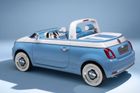 Vůz je nápadný nejen stavbou karoserie, ale i barevným provedením, které kombinuje bledě modrou a bílou barvu.