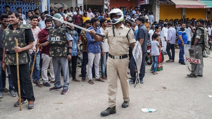Indická policie na demonstraci kvůli znásilnění a vraždě 27leté ženy.