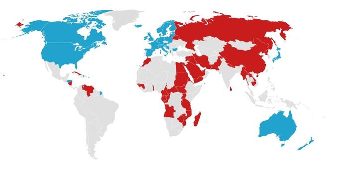 Pohlceni šedí... Kritiku Číny za represe v Sin-ťiangu a Hongkongu podpořilo při hlasování v OSN 39 zemí (modře). Česko mezi nimi chybí.