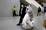 Korejci tak během populárních hromadných svateb nosí raději ochranné roušky.