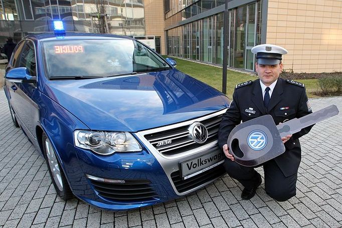 Šéf dopravní policie Leoš Tržil ochotně zapózoval se symbolickým klíčem od nových vozů Policie ČR.