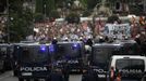 Riot police stand guard as demonstrators protest outside the Spanish parliament in Madrid, September 25, 2012. Protesters clashed with police in Spain's capital on Tuesday as the government prepares a new round of unpopular austerity measures for the 2013 budget that will be announced on Thursday. REUTERS/Susana Vera (SPAIN - Tags: CIVIL UNREST BUSINESS POLITICS) Published: Zář. 25, 2012, 9:17 odp.