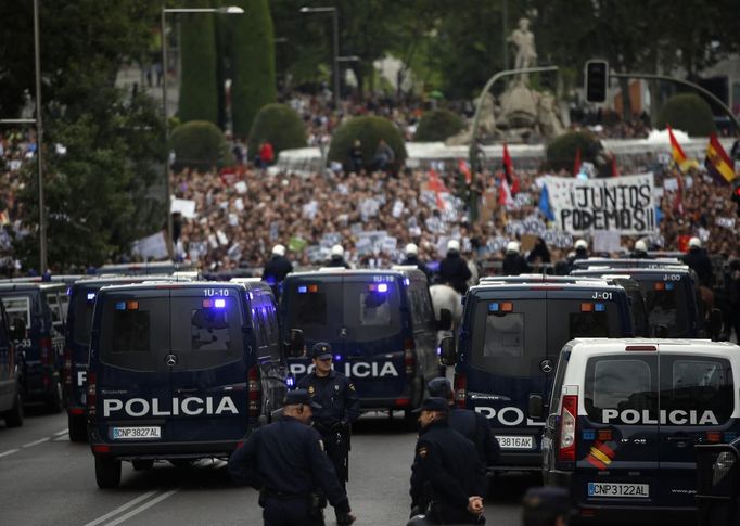 Riot police stand guard as demonstrators protest outside the Spanish parliament in Madrid, September 25, 2012. Protesters clashed with police in Spain's capital on Tuesday as the government prepares a new round of unpopular austerity measures for the 2013 budget that will be announced on Thursday. REUTERS/Susana Vera (SPAIN - Tags: CIVIL UNREST BUSINESS POLITICS) Published: Zář. 25, 2012, 9:17 odp.