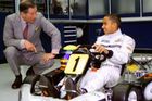 Princ Charles a 14letý motokárový závodník Lewis Hamilton v roce 1999.