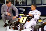 Princ Charles a 14letý motokárový závodník Lewis Hamilton v roce 1999.
