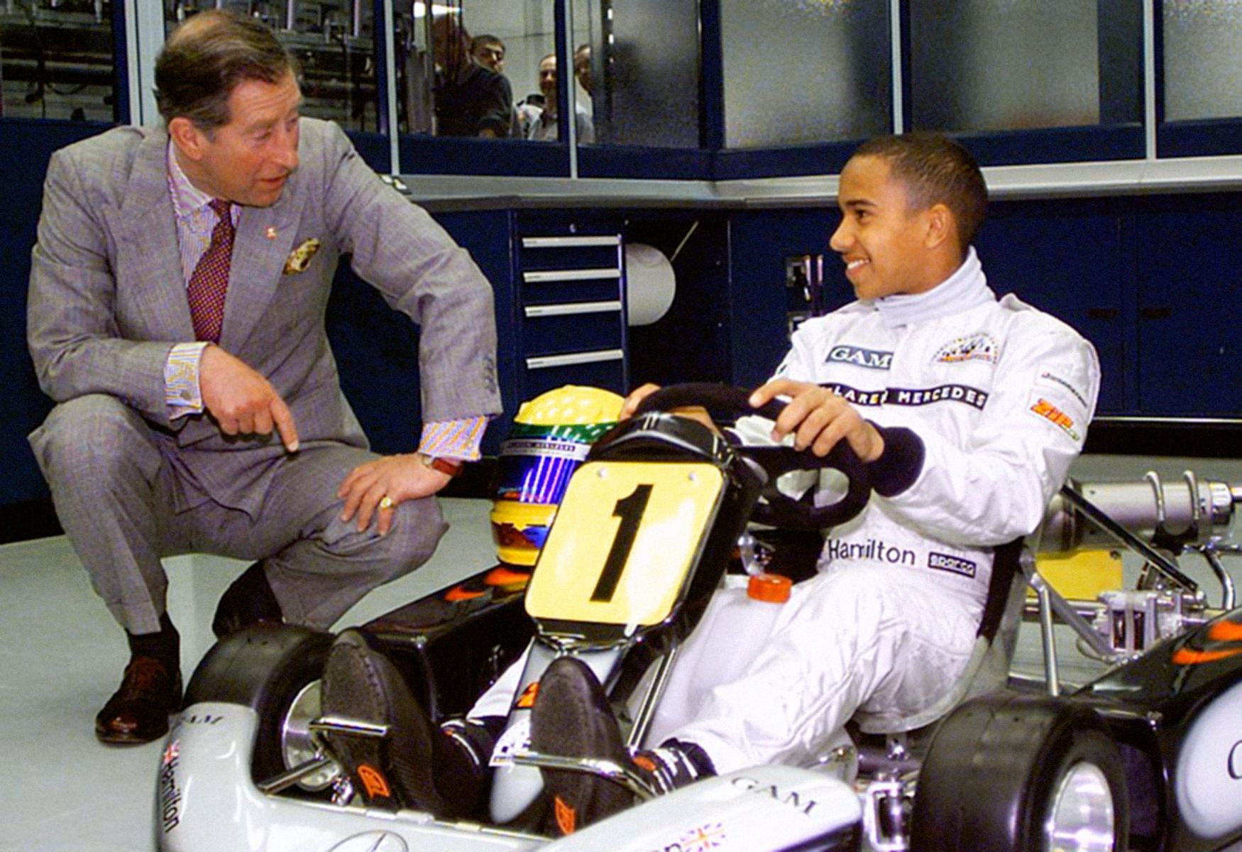 Princ Charles a 14letý motokárový závodník Lewis Hamilton v roce 1999