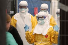 Další podezření na ebolu. Může ji mít americký zdravotník