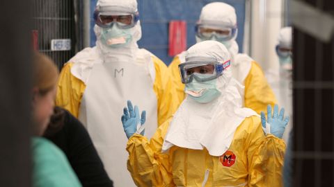 Češi jezdí do míst s ebolou, nechápu, říká hlavní hygienik