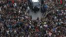 Protesters surround Police vans close to Spain's Parliament during a demostration in Madrid, September 25, 2012. Police prepared on Tuesday for anti-austerity demonstrations in Spain's capital ahead of the government's tough 2013 budget that will cut into social services as the country teeters on the brink of a bailout. REUTERS/Andrea Comas (SPAIN - Tags: CIVIL UNREST POLITICS BUSINESS) Published: Zář. 25, 2012, 6:26 odp.