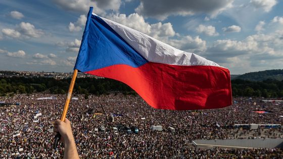 Vítězství v Czech Press Photo získal snímek Lukáše Bíby z demonstrací na Letné