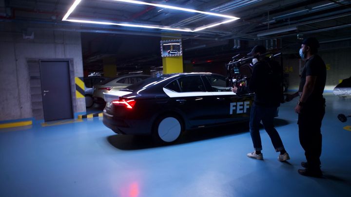 Atmosféru českého sci-fi dělají 20 let staré škodovky. Půjčit si je je skoro nemožné