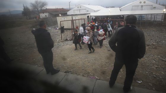 Fotoreportáž: Evropu mají na dosah. Musí projít přes žiletkové ploty a dál špinavým vlakem do Srbska