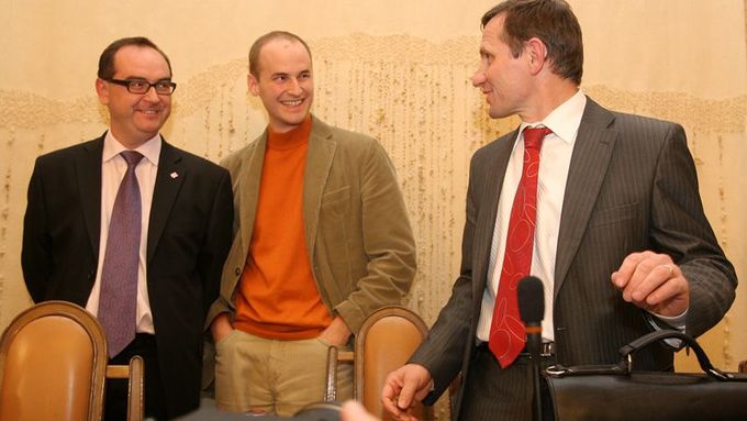 Jiří Čunek se svými kolegy - na snímku místopředsedové Roman Línek (úplně vlevo) a David Macek (uprostřed).