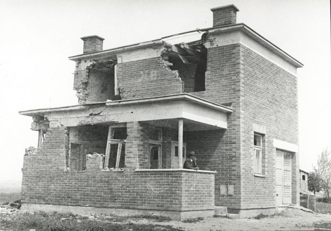 Škody, které na zařízení Baťova kanálu zanechala Druhá světová válka. Rok 1945