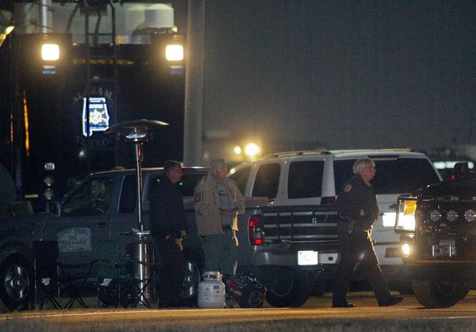 Law enforcement officials continue to man a command center in the evening near the scene of a shooting and hostage taking that happened five days ago near Midland City, Alabama February 3, 2013. A gunman boarded an Alabama school bus ferrying children home from school on Tuesday and fatally shot the driver before fleeing with a young child; they have been holed up in an underground bunker ever since, Alabama media reported. REUTERS/Phil Sears (UNITED STATES - Tags: CRIME) Published: Úno. 4, 2013, 3:37 dop.