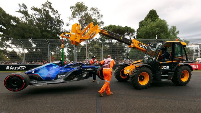 Havarovaný Williams Nicholase Latifiho v kvalifikaci na GP Austrálie F1 2022.