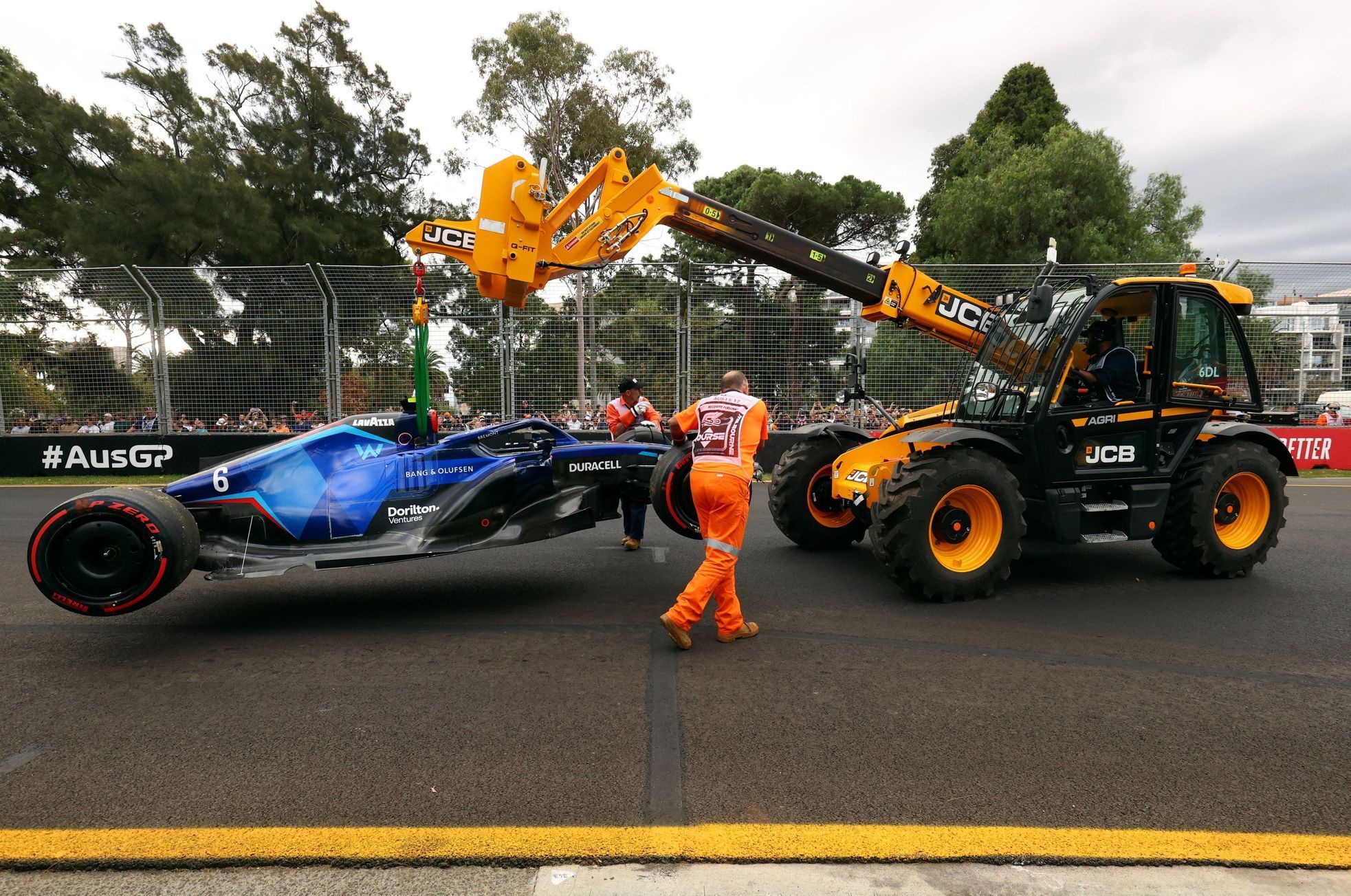 Havarovaný Williams Nicholase Latifiho v kvalifikaci na GP Austrálie F1 2022