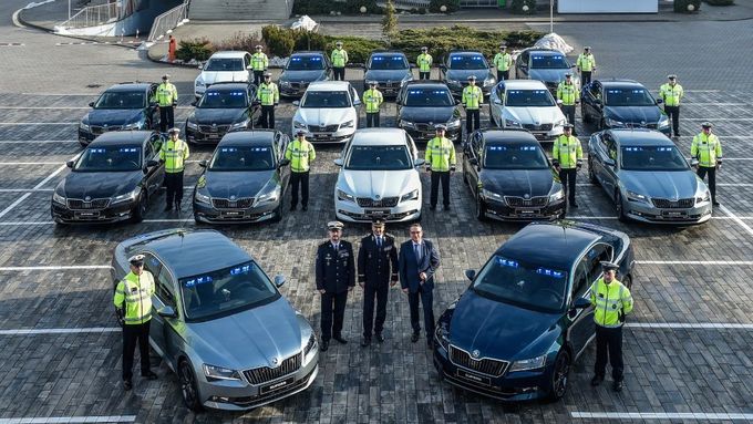 Dálniční policie převzala 23. ledna v Mladé Boleslavi 19 nových služebních vozů Škoda Superb.