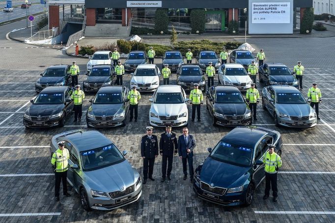 Dálniční policie převzala 23. ledna v Mladé Boleslavi 19 nových služebních vozů Škoda Superb.