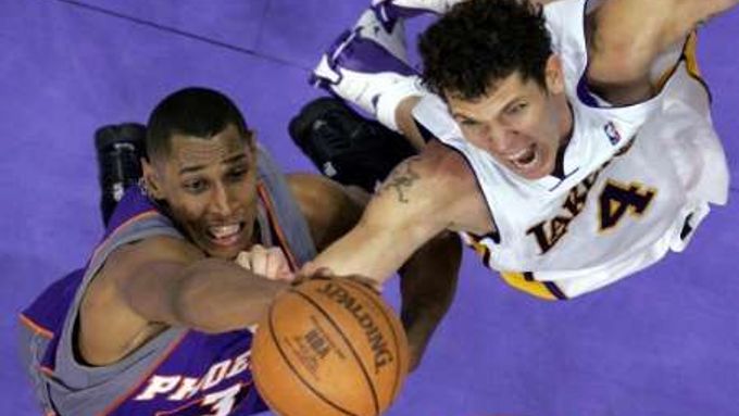 Boris Diaw z Phoenixu (vlevo) se snaží skórovat bráněný LukemWaltonem z Los Angeles Lakers.